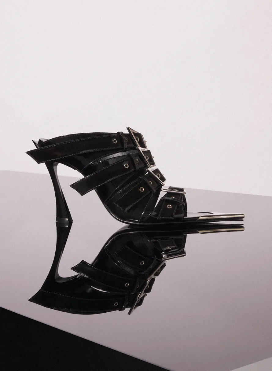 Shoes|MUGLER black shiny leather buckled fang 95 sandals